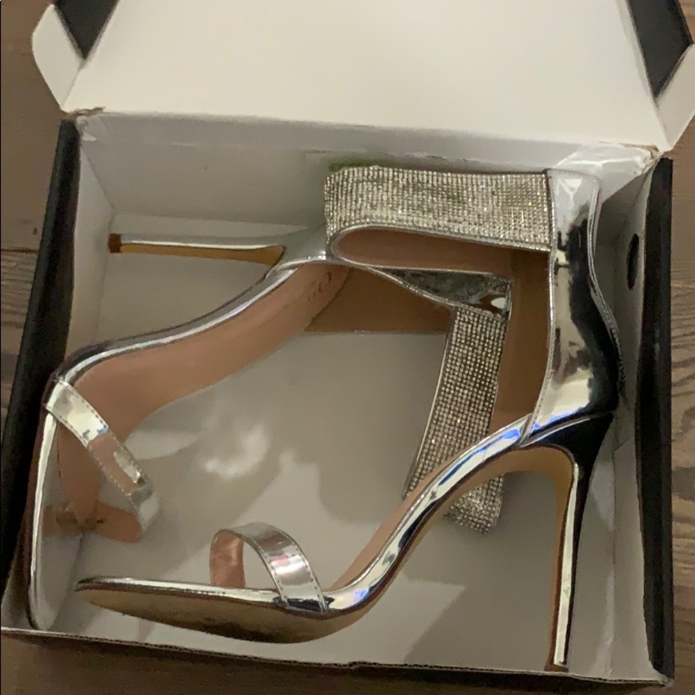 Silver sandal pumps